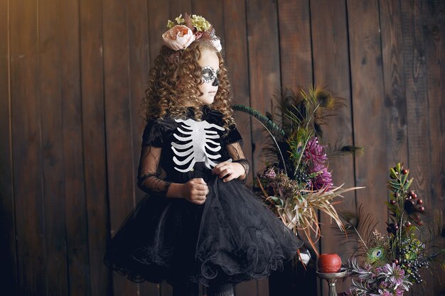 Costume et maquillage d'Halloween pour petite fille Sugar Skull. Fête d'Halloween. Le jour des morts.