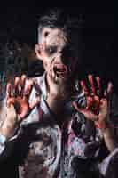 Photo gratuite costume de zombie effrayant cosplay