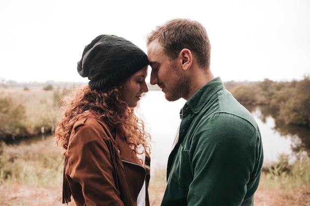 Photo gratuite sur le côté, un couple heureux ayant un moment de tendresse