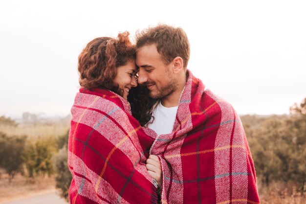 Sur le côté, un couple heureux ayant un moment de tendresse