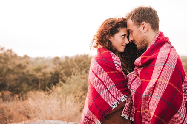 Sur le côté, un couple heureux ayant un moment de tendresse