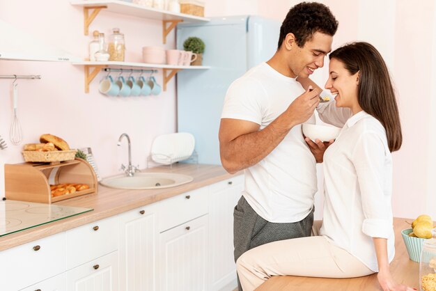 Côté, couple heureux, manger, dans cuisine