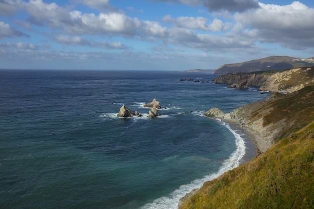 Côte de Loiba entourée par la mer sous un ciel nuageux pendant la journée en Galice en Espagne