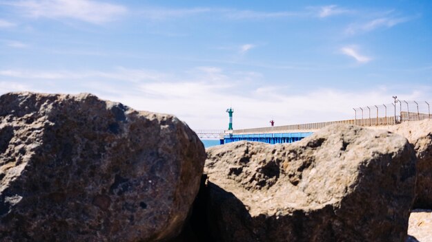 Côte de la mer avec une balise