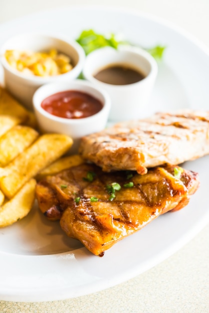 Côte de porc et steak de poulet