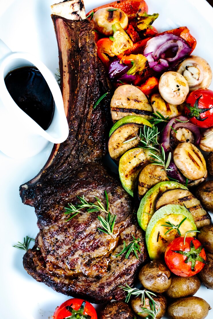 Photo gratuit côte de rôti avec légumes frits en tranches et sauce
