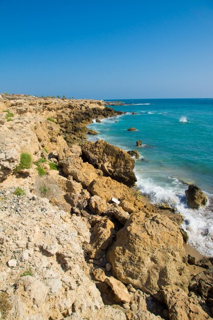 Côte sud avec de nombreux rochers