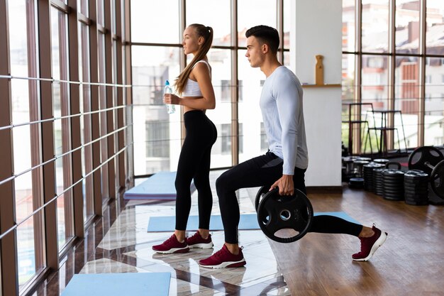 Côté, vue, femme, homme, gymnase