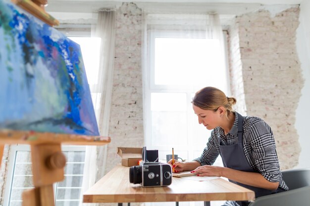 Côté, vue, femme, tablier, travailler, bureau