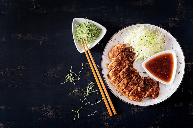 Côtelette japonaise au chou et sauce tonkatsu. .