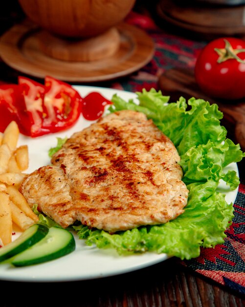 Côtelette de poulet frit sur une feuille de laitue