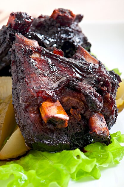 Côtes de bœuf au four dans une marinade de miel et de soja avec des légumes marinés