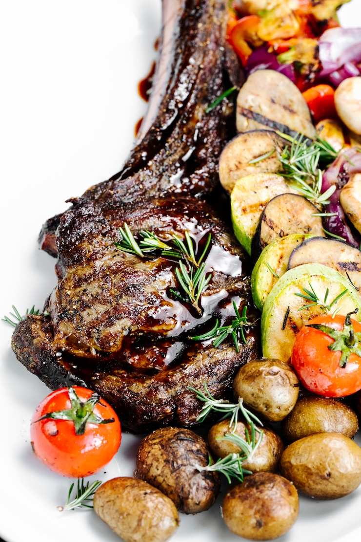 Photo gratuit côtes grillées aux légumes frits tranchés