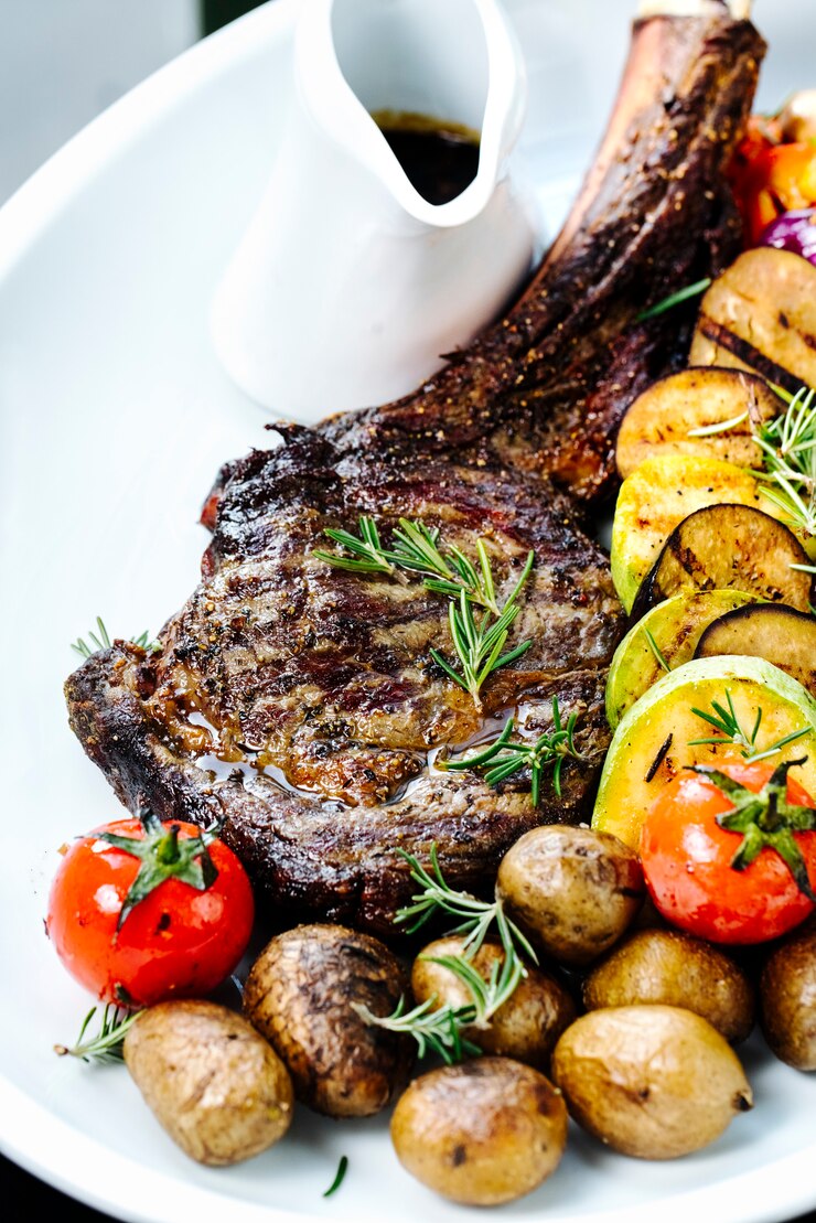 Photo gratuit côtes grillées avec des légumes frits en tranches