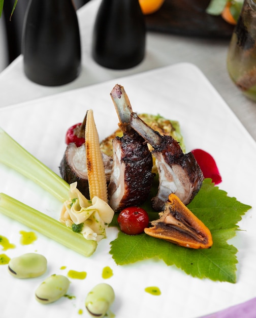 Côtes juteuses frites avec des légumes