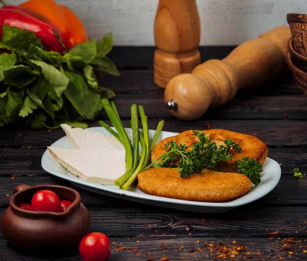 Côtes de poulet au fromage blanc et aux herbes.