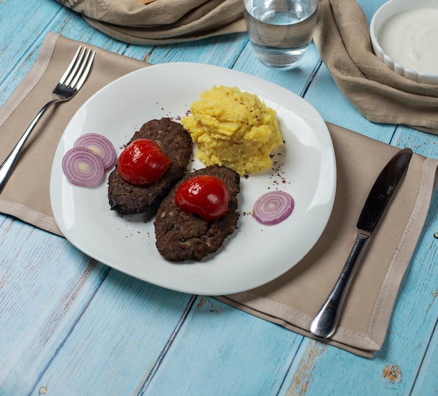 Côtes de viande avec tomates grillées et purée de pommes de terre