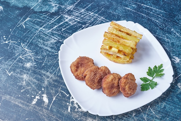 Photo gratuite cotlets avec pommes de terre frites.