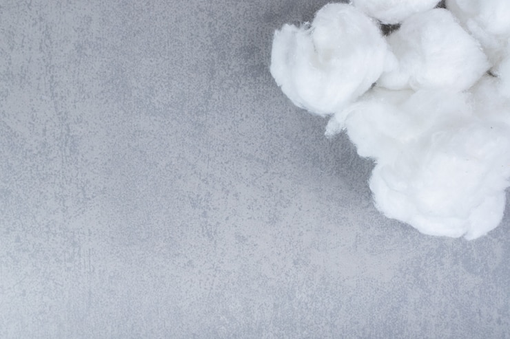 Photo gratuit coton médical doux sur une surface grise