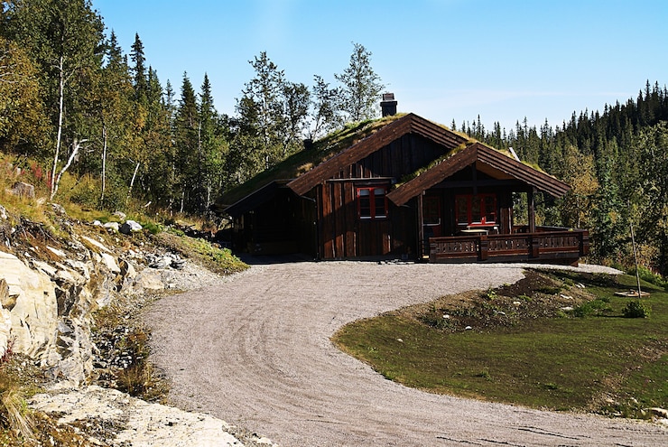 Photo gratuit cottage rural norvégien typique avec un paysage à couper le souffle et une belle verdure en norvège