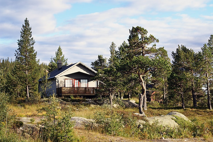 Photo gratuit cottage rural norvégien typique avec un paysage à couper le souffle et une belle verdure en norvège