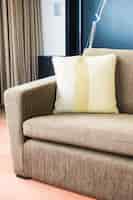 Photo gratuite couch avec un coussin jaune