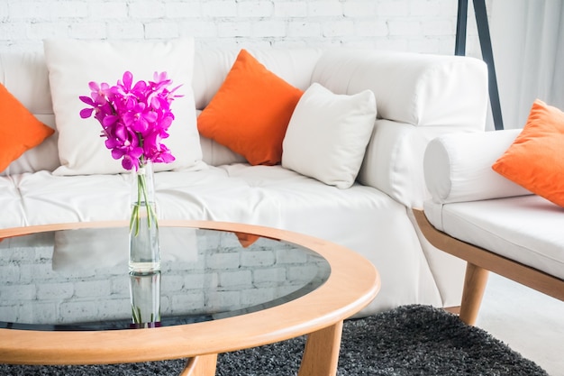 Photo gratuite couch avec coussins et table en verre