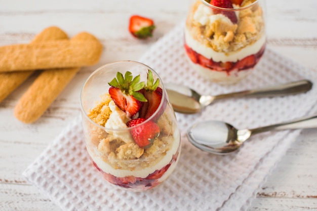 Photo gratuite couche de fraises dessert