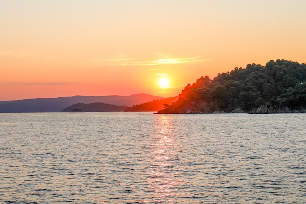 Coucher de soleil à couper le souffle sur la mer à l'île de Skiathos en Grèce