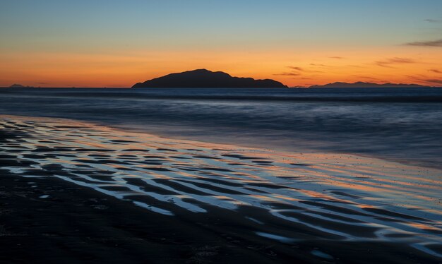 Coucher de soleil à couper le souffle à Otaki Beach sur la côte de Kapiti dans l'île du Nord de la Nouvelle-Zélande