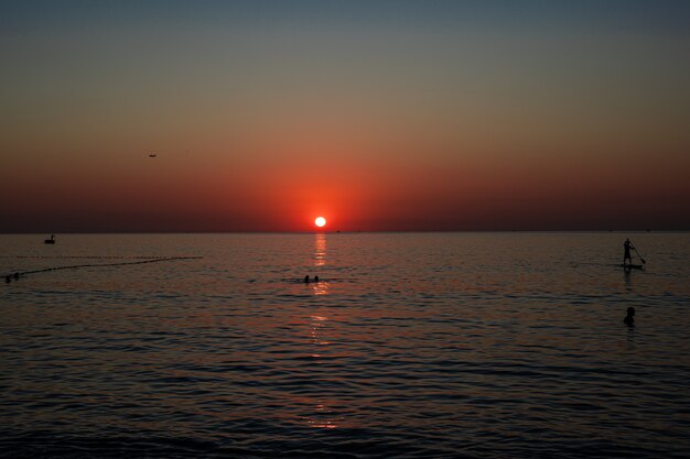 Coucher de soleil dans la mer