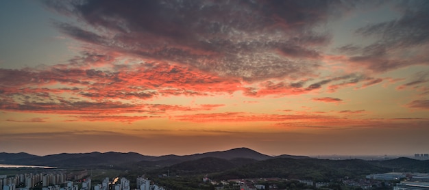 Coucher de soleil dans les montagnes