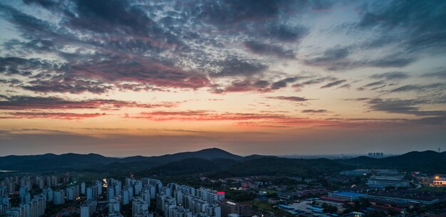 Coucher de soleil dans les montagnes