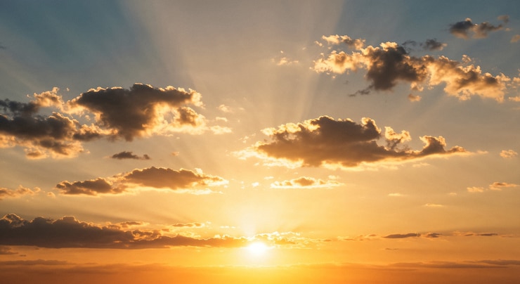 Photo gratuit le coucher de soleil de l'heure d'or avec les rayons du soleil à travers les nuages