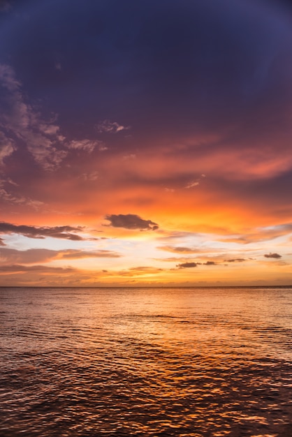 Photo gratuite coucher de soleil incredile en mer