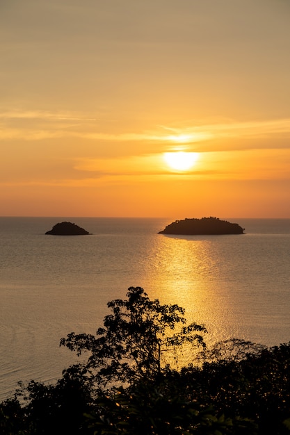 coucher de soleil magnifique paysage marin vue sur la mer dans la province de l&#39;est de la Thaïlande