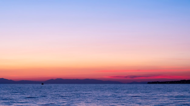 Coucher de soleil sur la mer Égée, navire et terre au loin, eau, Grèce