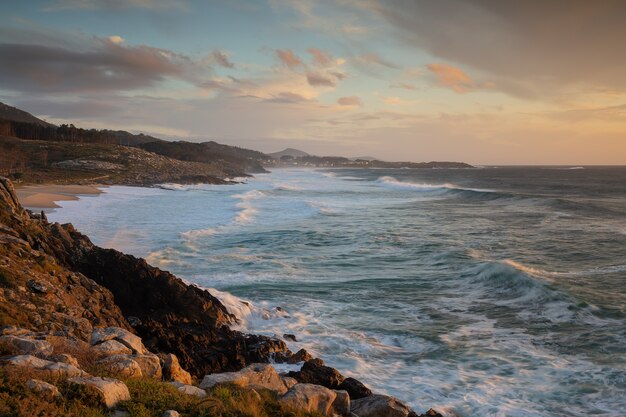 Coucher de soleil sur la mer à Porto do Son, Galice, Espagne