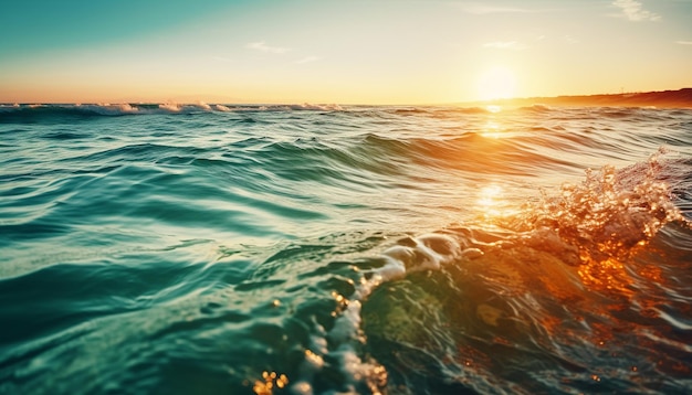 Coucher de soleil sur les vagues d'eau éclaboussant sur le sable généré par l'IA