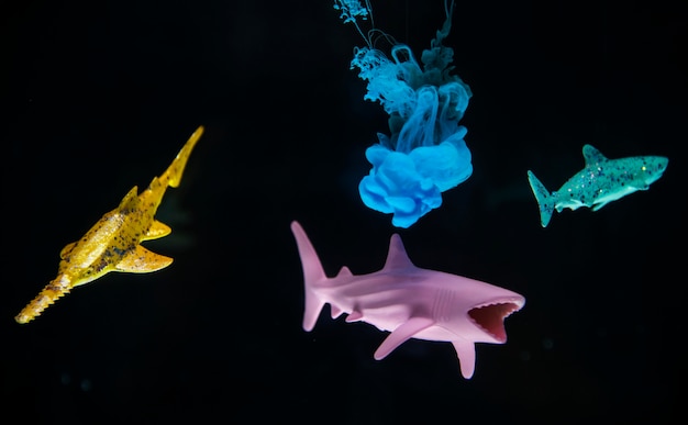 Couleur acrylique se dissolvant dans l'eau avec des requins jouets