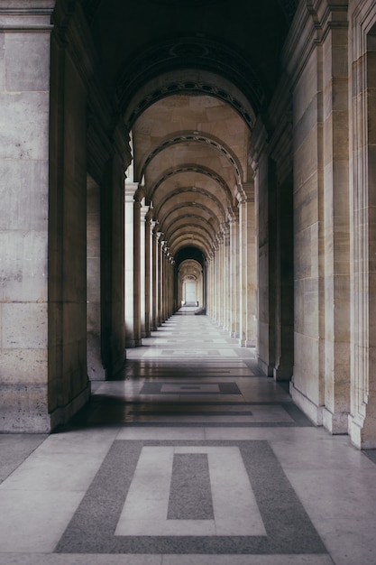 Couloir extérieur d'un bâtiment historique à l'architecture exceptionnelle