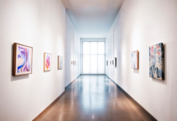 Photo gratuit couloir de la galerie d'art avec des peintures exposées