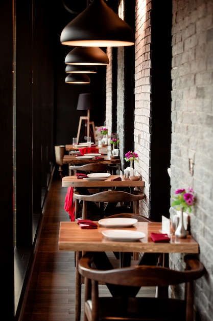 Photo gratuite un couloir de restaurant avec de petites tables pour deux personnes