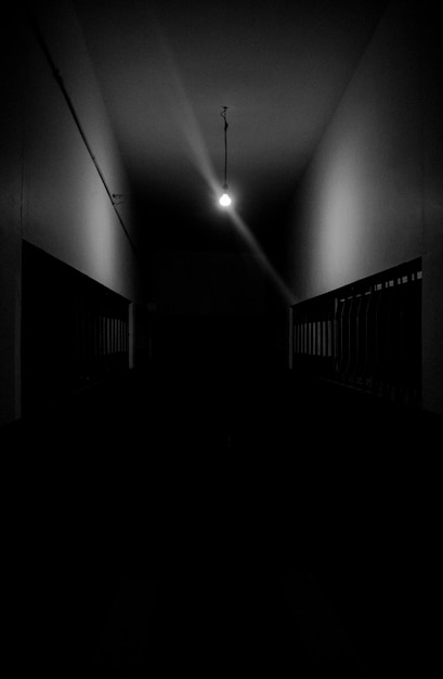 Photo gratuite couloir sombre avec une seule lumière