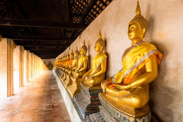 Couloir avec des statues de Bouddha au temple Wat Phutthaisawan Ayutthaya Thaïlande