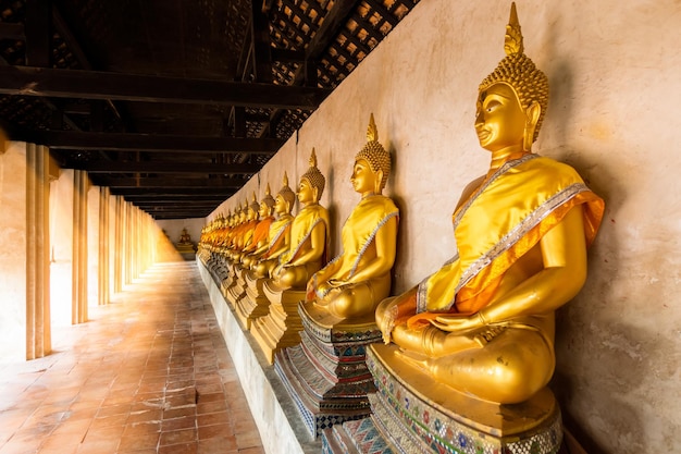 Couloir avec des statues de Bouddha au temple Wat Phutthaisawan Ayutthaya Thaïlande
