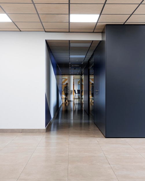 Couloir vide dans un immeuble de bureaux