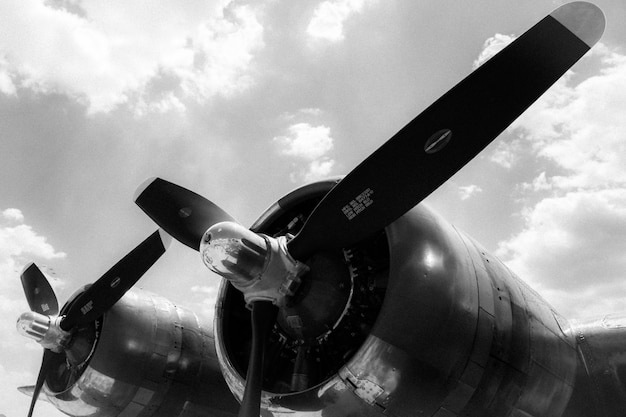 Photo gratuite coup de bas angle en niveaux de gris de deux hélices d'un avion prêt pour un décollage