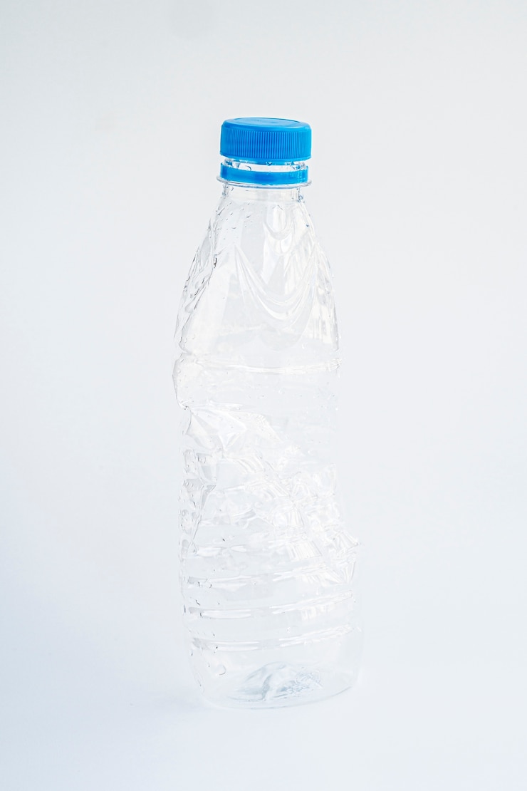 Photo gratuit coup de bouteille en plastique sur fond gris