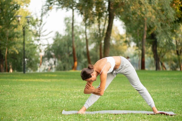 Coup complet femme faisant du sport en plein air